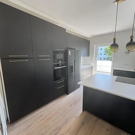 Modernes Zentrales Mit Balkon *