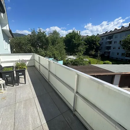 Modernes Zentrales Mit Balkon