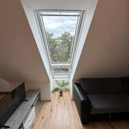 Modernes Zentrales Mit Balkon *